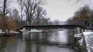 Bandung-Brücke während des Oker-Hochwassers (Januar 2024)