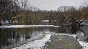 überschwemmter Weg am Südteich (Hochwasser Januar 2024)