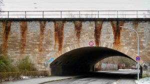 Eisenbahnbrücke am Kennelweg. Jeder Geländerpfosten hinterläßt eine Rostspur. Wie lange das Geländer wohl noch hält?