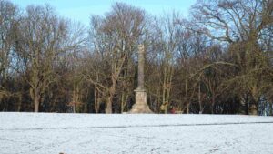 Olfermann-Denkmal auf dem winterlichen Nußberg