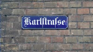 Altes Straßenschild in der Karlstraße
