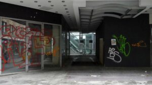 Eingang Hutfiltern der Burgpassage nach langjeährigem Leerstand