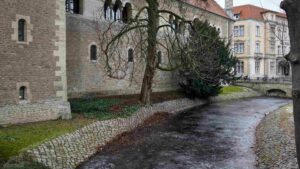 zugefroremer Burggraben ( (Januar 2024)