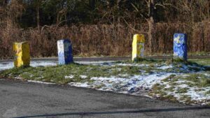 In Eintracht-Farben eingesprayte Begrenzungssteine am Ottenroder Weg