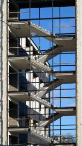 Treppenhaus-Gerippe eines TU-Gebäudes an der Hans-Sommer-Straße (Asbestsanierung)