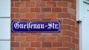 Altes Straßenschild an der Gneisenau-Straße