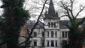 Die vom 1940 nach Plänen des Architekten Louis Kuhne errichtete "Türmchenhaus" kurz vor Abschluß der Renovierungsarbeiten (Februar 2024)