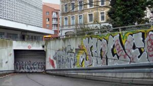 Graffiti an der Tiefgarage des ehemaligen Galeria-Kaufhof-Gebäudes