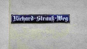 Altes Straßenschild am Richard-Strauß-Weg