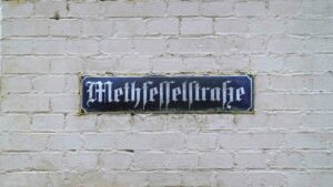 Altes Straßenschild in der Methfesselstraße