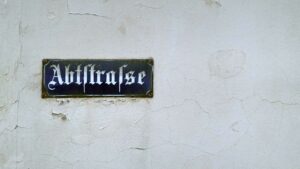 Altes Straßenschild in der Abtstraße