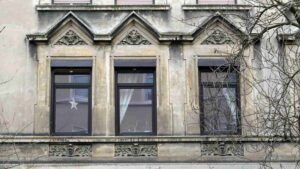 unrensovierte Hausfassade in der Menzelstraße