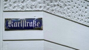 Altes Straßenschild in der Karlstraße