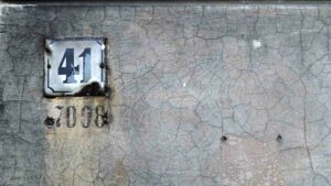 Altes Hausnummernschild in der Karlstraße - Die vierstellige Nummer wurde von den Stadtwerken vergeben