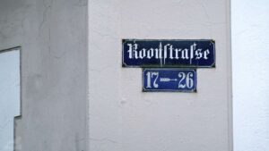 Altes Straßenschild in der Roonstraße
