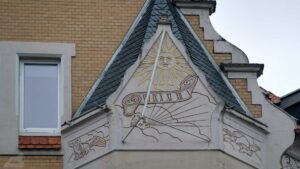 Sonnenuhr an einem Haus in der Roonstraße