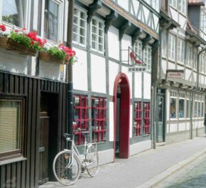 Ölschlägern im Magniviertel im Jahr 2000