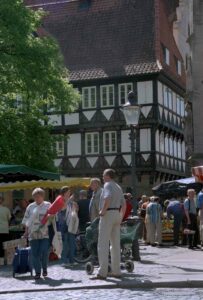 Altstadtmarkt mit Rüninger Zollhaus (Mai 2001)