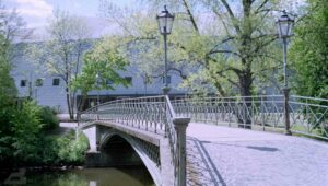 Sousse-Brücke mit Volkswagen-Halle, aufgenommen im Mai 2001