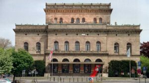 Staatstheater mit inzwischen demontierten Vordach (Mai 2001)