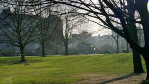 ehemaliger Schloßpark, hinten Pyramide des abgerissenen Restaurant Cristalli im März 2003