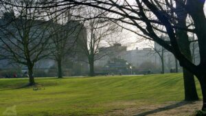 ehemaliger Schloßpark, hinten Pyramide des abgerissenen Restaurant Cristalo im März 2003