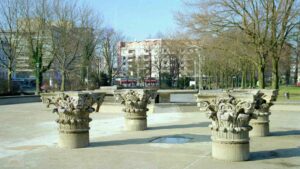Brunnen mit orignal Kapitalen des Residzenzschloß im ehemaligen Schloßpark im März 2003