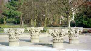 Brunnen mit orignal Kapitalen des Residzenzschloß im ehemaligen Schloßpark im März 2003