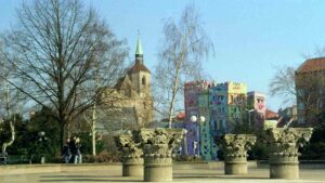 Brunnen mit orignal Kapitalen des Residzenzschloß im ehemaligen Schloßpark im März 2003