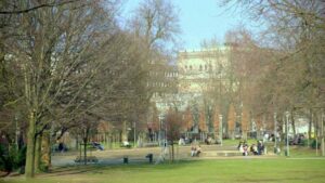 Blick vom ehemaligen Schloßpark zum Theater im März 2003