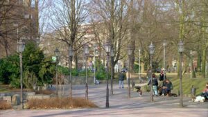 historische Straßenlampen im ehemaligen Schloßpark im März 2003