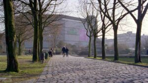Weg im ehemaligen Schloßpark zu Galeria-Kaufhof im März 2003