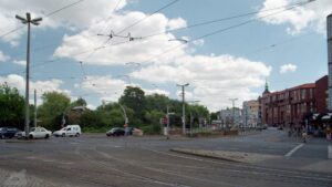 Ecke Bohlweg - Georg-Eckert-Straße (Juni 2003). Im Schloßpark ist noch die Spitze des ehemaligen Restaurants Cristalli zu siehen
