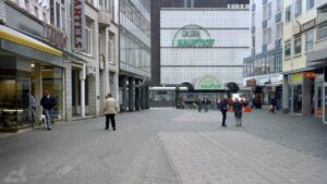 Damm mit Tonnen-Gewölbe-Eingang und Galeria-Kaufhof im Dezember 2004