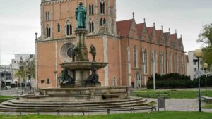 Nach Fällung der Bäume auf dem Hagenmarkt freier Blick auf den Heinrichsbrunnen
