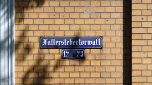 Altes Emaille-Straßenschild am Fallersleber Tor-Wall