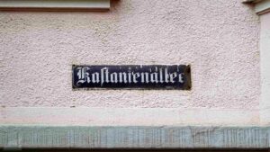 altes Emaille-Straßenschild in der