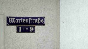 altes Emaille-Straßenschild in der