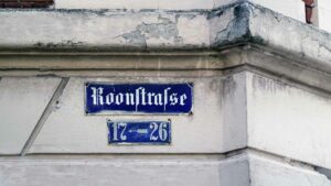 altes Emaille-Straßenschild in der