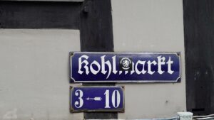 altes Emaille-Straßenschild in der