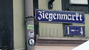 altes Emaille-Straßenschild in der