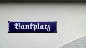 Repbilk eines Emaille-Straßenschild am Bankplatz