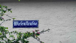 altes Emaille-Straßenschild in der Wiesenstraße
