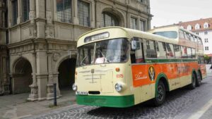 Alter Büssing Doppeldecker-Bus vorm Gewandhaus