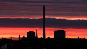 Langer Heinrich (Schrnstein des Heizkraftwerks) und TU-Hochhaus im Premium-Abendhimmel