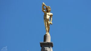 Figur auf dem Haus zur Rose am Kohlmarkt