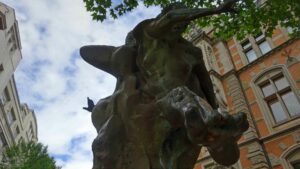 Skulptur 'Befreiung des Menschen aus starren Bundungen und Normen' in der Friedrich-Wilhelm-Straße