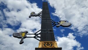 Lichtparcours 2024 - Great Tits mobbing phallic landmark