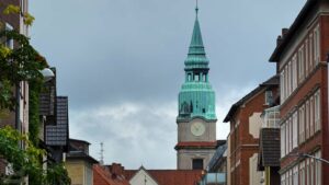 Blick auf den Turm der Sophienstraße durch die Goslarsche Straße
