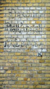 Firmenschild der Wasch- und Plättanstalt in der Kreuzstraße